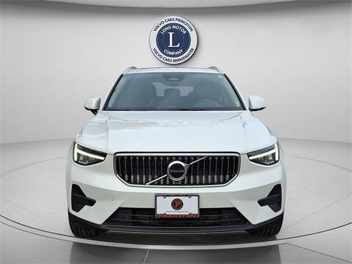 2025 Volvo XC40 B5 Core Bright Theme
