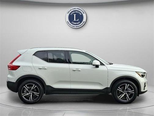 2025 Volvo XC40 B5 Core Bright Theme