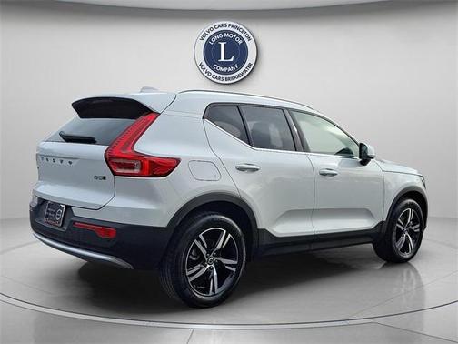 2025 Volvo XC40 B5 Core Bright Theme