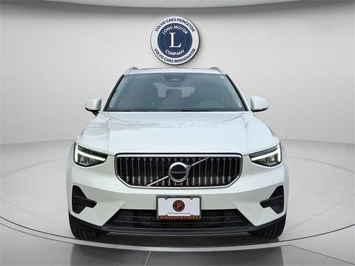 2025 Volvo XC40 B5 Core Bright Theme