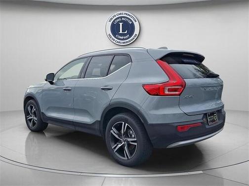 2025 Volvo XC40 B5 Core Bright Theme