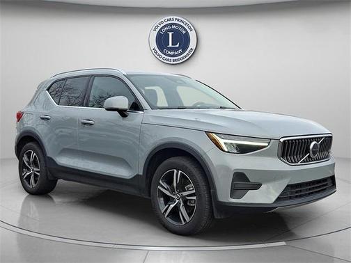 2025 Volvo XC40 B5 Core Bright Theme