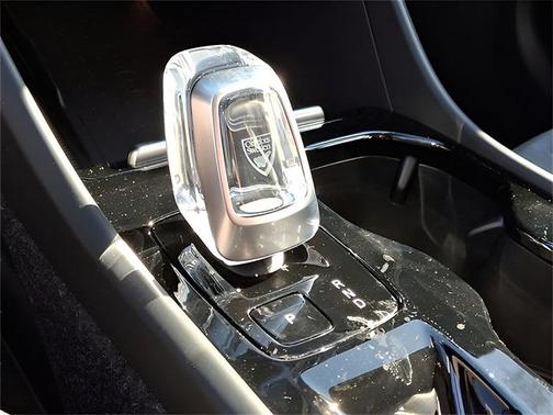 2025 Volvo XC40 B5 Ultra Dark Theme
