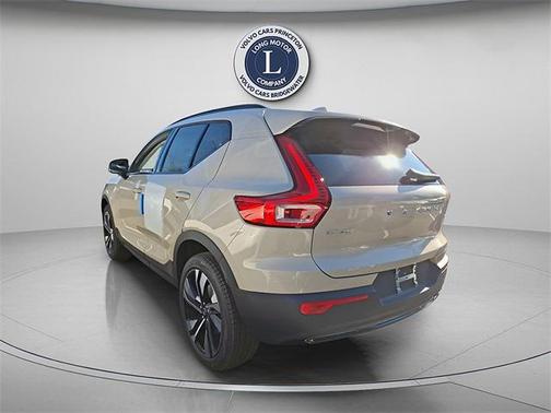 2025 Volvo XC40 B5 Ultra Dark Theme