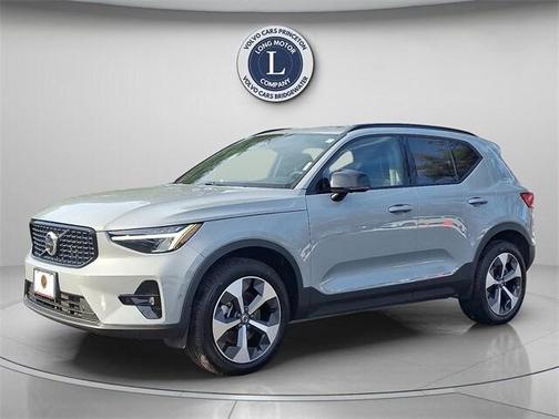 2025 Volvo XC40 B5 Plus Dark Theme