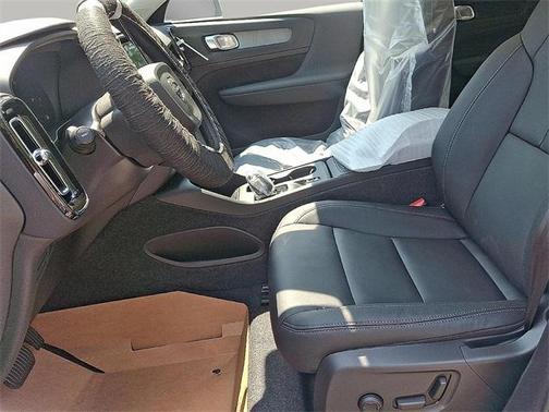 2025 Volvo XC40 B5 Core Bright Theme