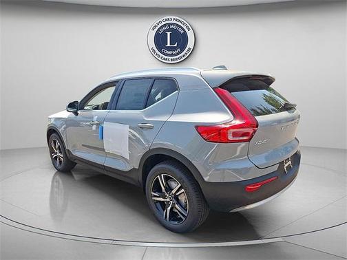 2025 Volvo XC40 B5 Core Bright Theme