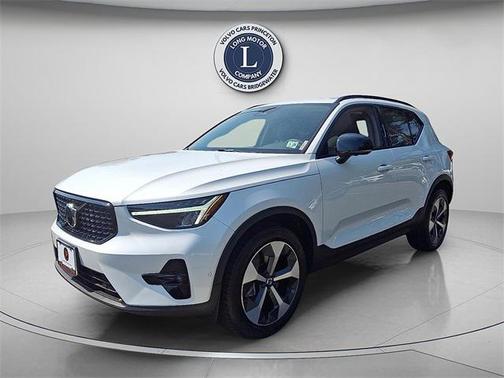 2023 Volvo XC40 B5 Plus Dark Theme