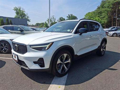 2023 Volvo XC40 B5 Plus Dark Theme