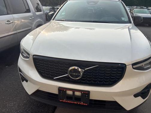 2023 Volvo XC40 B5 Plus Dark Theme