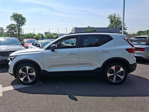2023 Volvo XC40 B5 Plus Dark Theme