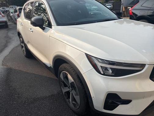 2023 Volvo XC40 B5 Plus Dark Theme