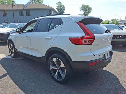 2023 Volvo XC40 B5 Plus Dark Theme