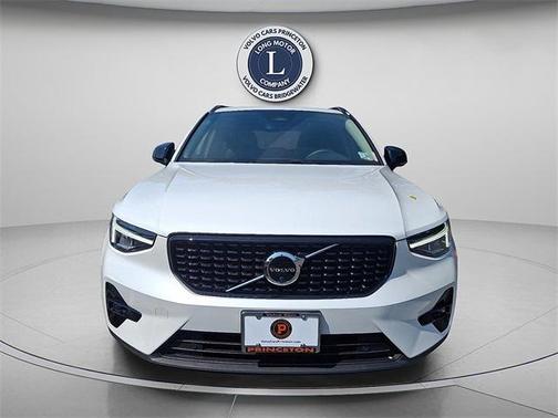 2023 Volvo XC40 B5 Plus Dark Theme