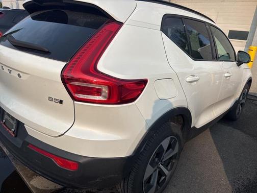 2023 Volvo XC40 B5 Plus Dark Theme