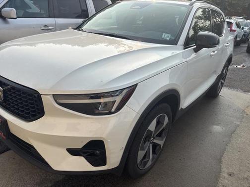 2023 Volvo XC40 B5 Plus Dark Theme