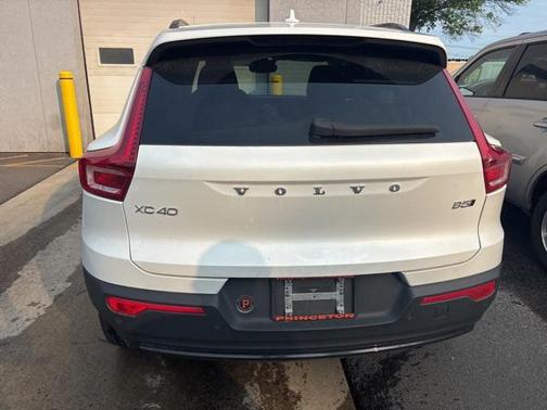 2023 Volvo XC40 B5 Plus Dark Theme