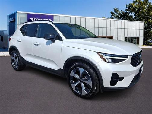 2023 Volvo XC40 B5 Plus Dark Theme