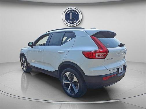 2023 Volvo XC40 B5 Plus Dark Theme
