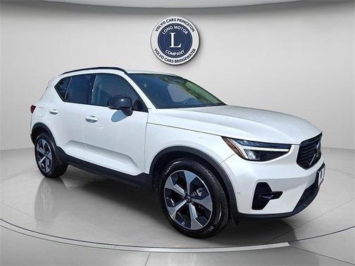 2023 Volvo XC40 B5 Plus Dark Theme
