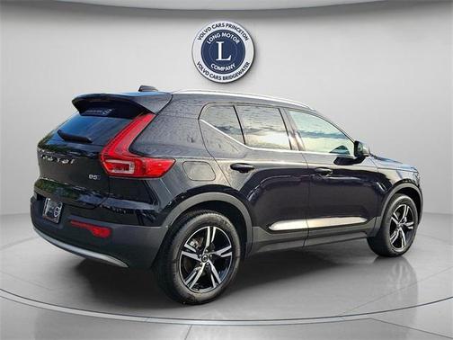 2025 Volvo XC40 B5 Core Bright Theme
