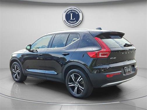 2025 Volvo XC40 B5 Core Bright Theme