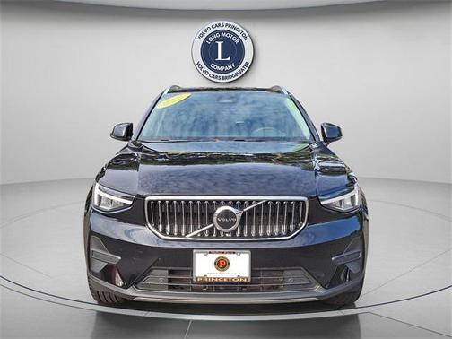 2025 Volvo XC40 B5 Core Bright Theme