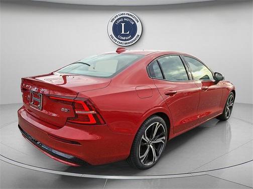 2024 Volvo S60 B5 Plus Dark Theme