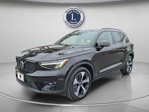 2025 Volvo XC40 B5 Plus Dark Theme