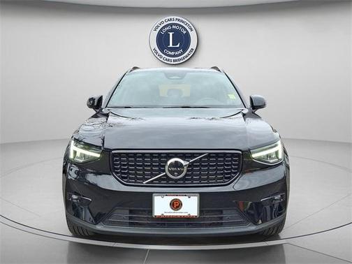 2025 Volvo XC40 B5 Plus Dark Theme