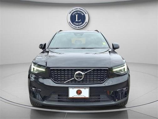 2025 Volvo XC40 B5 Plus Dark Theme