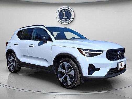 2025 Volvo XC40 B5 Plus Dark Theme