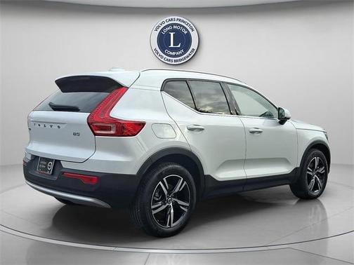 2025 Volvo XC40 B5 Core Bright Theme