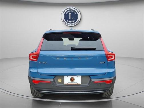 2025 Volvo XC40 B5 Plus Dark Theme