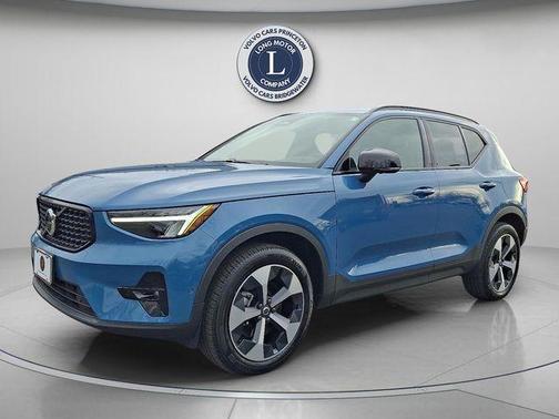 2025 Volvo XC40 B5 Plus Dark Theme