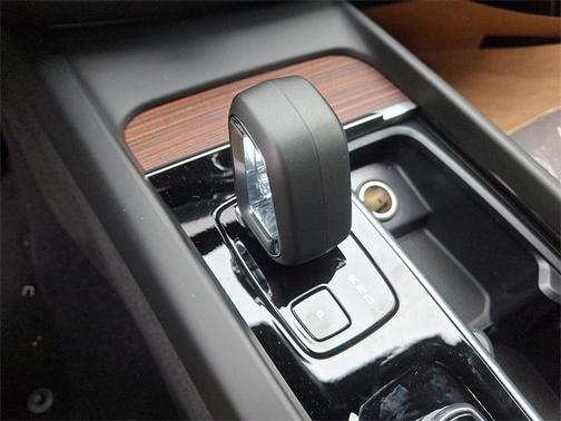 2025 Volvo XC60 Plug-In Hybrid T8 Plus