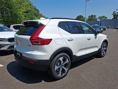 2025 Volvo XC40 B5 Plus Dark Theme