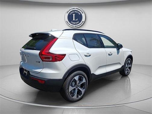 2025 Volvo XC40 B5 Plus Dark Theme