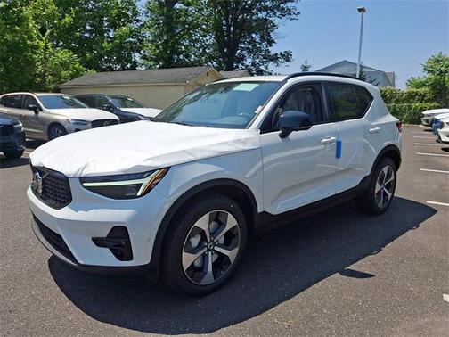 2025 Volvo XC40 B5 Plus Dark Theme