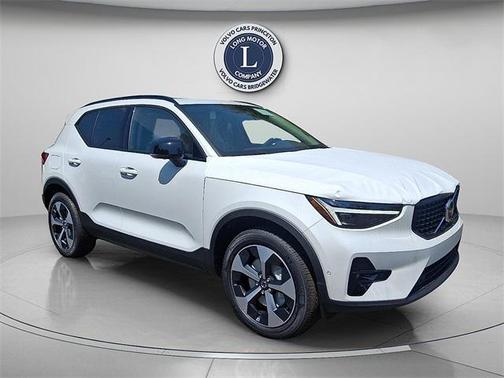 2025 Volvo XC40 B5 Plus Dark Theme