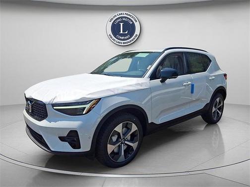 2025 Volvo XC40 B5 Plus Dark Theme
