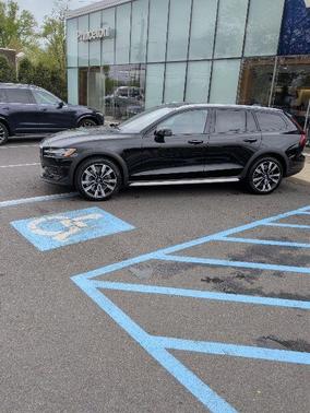 Onyx Black Metallic 2026 Volvo V60 Cross Country B5 Ultra