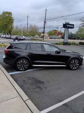 Onyx Black Metallic 2026 Volvo V60 Cross Country B5 Ultra
