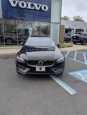 Onyx Black Metallic 2026 Volvo V60 Cross Country B5 Ultra