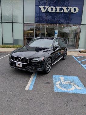 Onyx Black Metallic 2026 Volvo V60 Cross Country B5 Ultra