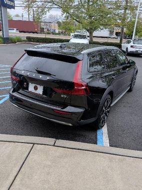 Onyx Black Metallic 2026 Volvo V60 Cross Country B5 Ultra