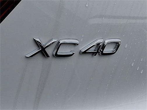 2025 Volvo XC40 B5 Ultra Dark Theme
