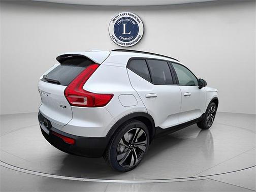 2025 Volvo XC40 B5 Ultra Dark Theme