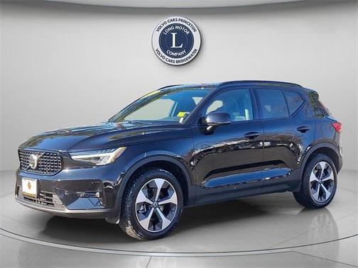 2025 Volvo XC40 B5 Plus Dark Theme