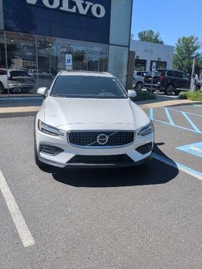 Crystal 2025 Volvo V60 Cross Country B5 Plus